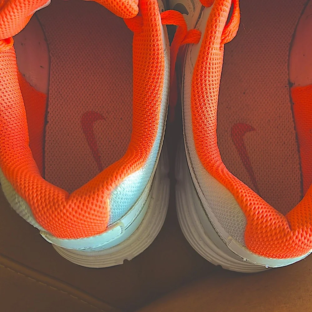 VTGExcellentConditionNike REVOLUTION Women8.ColorsCoral&White. HARDLY USED🌺🌼🌸 - Picture 8 of 8